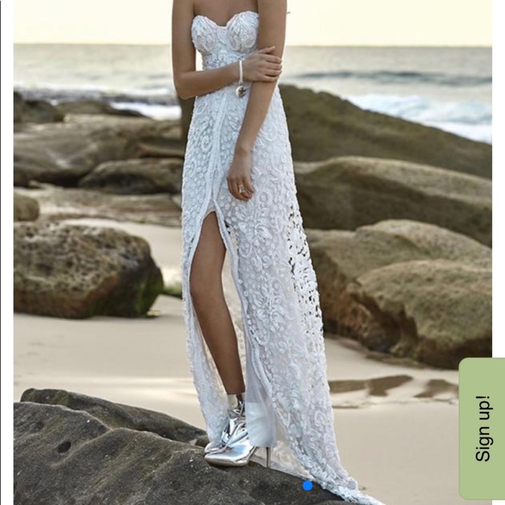 NWOT Beautiful lace beach wedding dress